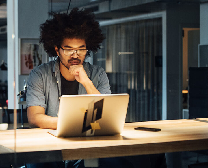 jeune homme sur son pc au travail