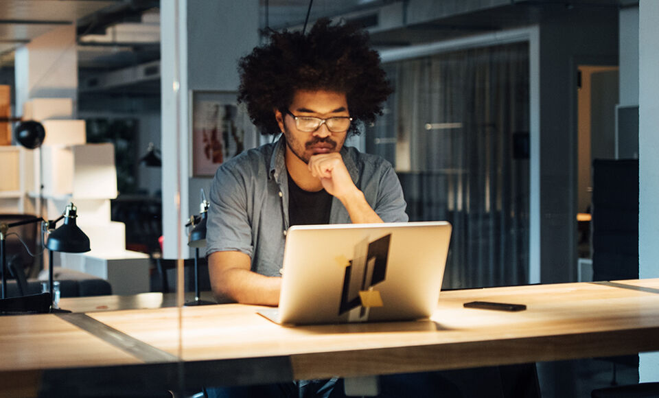 jeune homme sur son pc au travail