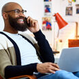 homme souriant au téléphone