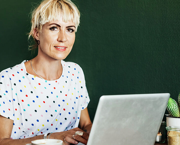 jeune femme sur son pc