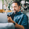 homme étant sur son smartphone et son pc