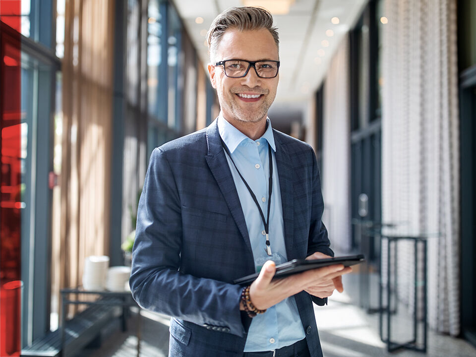 Homme professionnel avec tablette