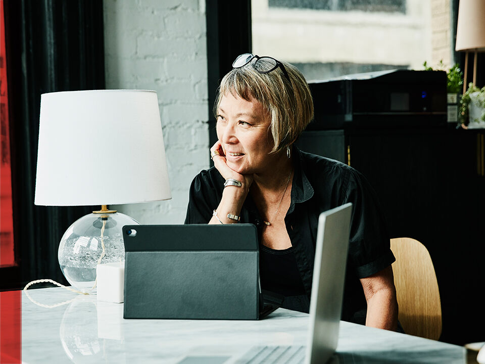 femme avec tablette sur la table