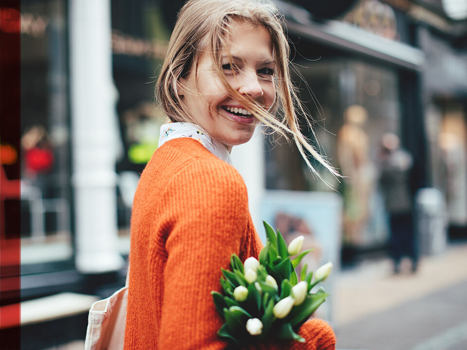 femme souriante avec bouquet de fleures
