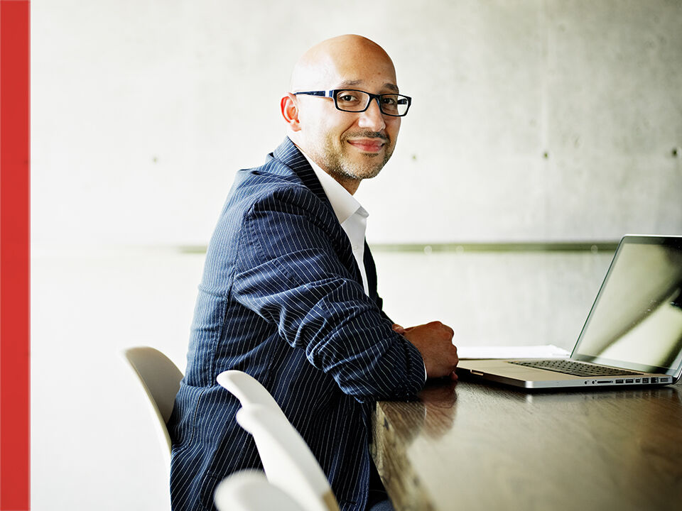 Professionnel souriant au travail