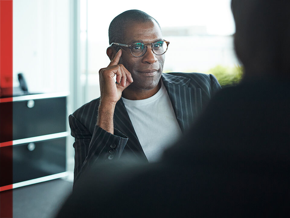 homme assis en entreprise