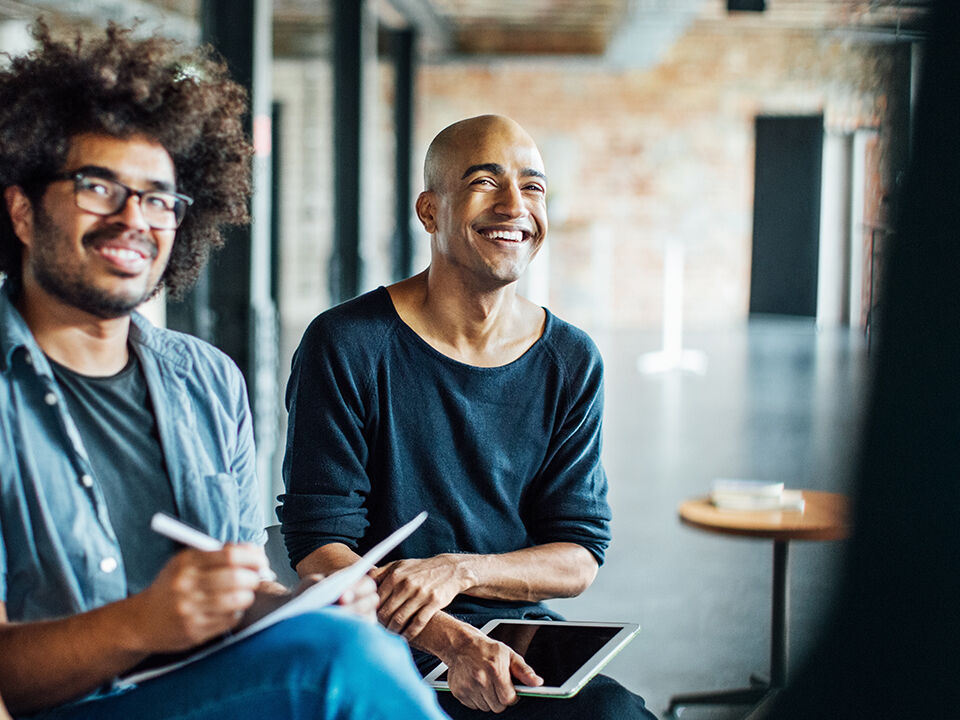 homme souriant en r&eacute;union
