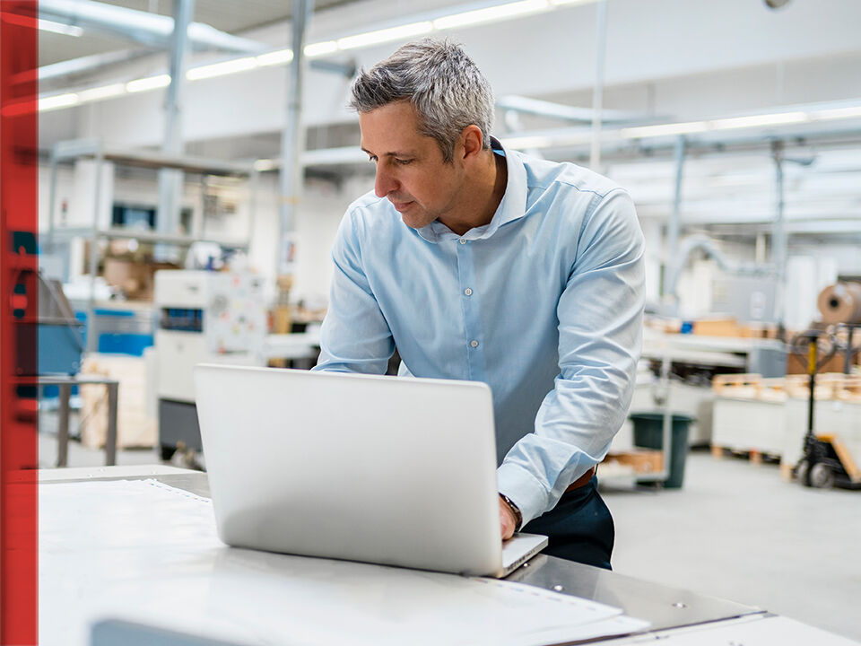 homme travaillant debout sur ordinateur