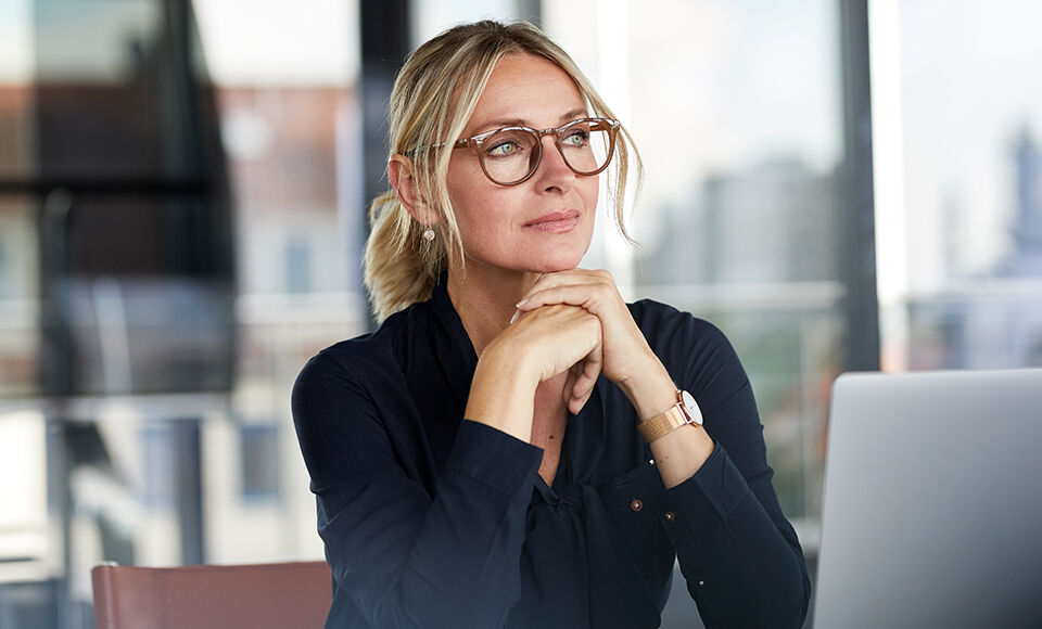 femme pensive au bureau