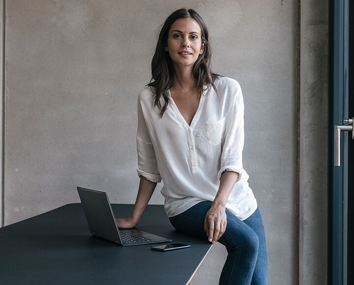 femme assise sur table de réunion