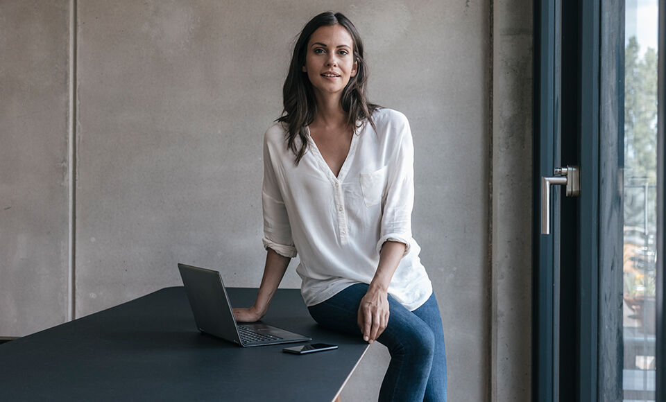 femme assise sur table de réunion