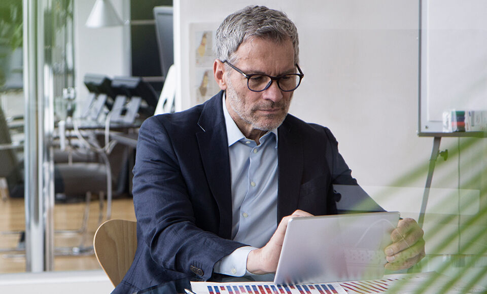 homme travaillant sur son ordinateur