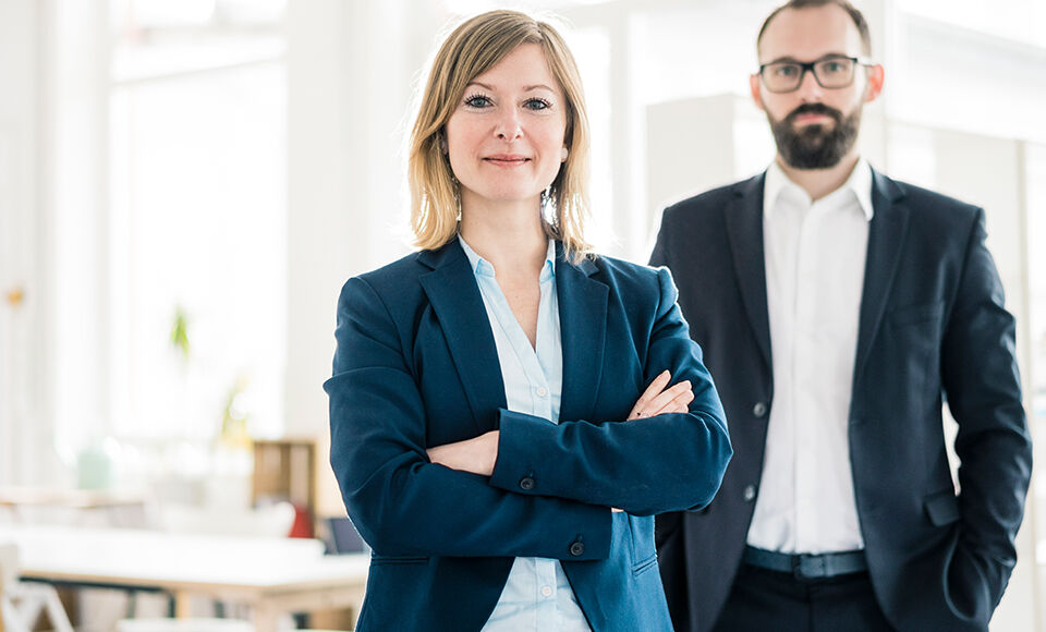 homme et femme au bureau