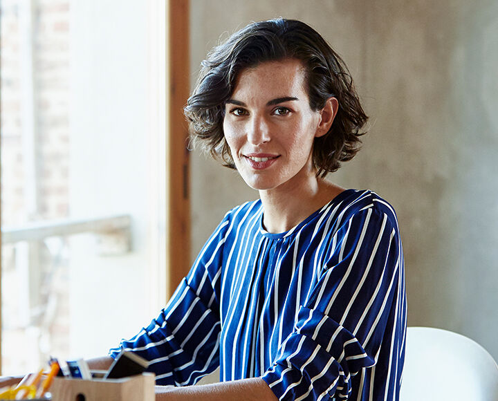 femme souriante au bureau