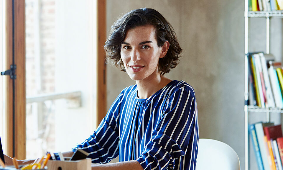 femme souriante au bureau