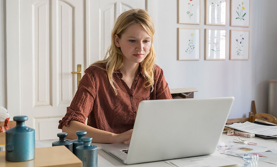 femme travaillant sur son ordianteur