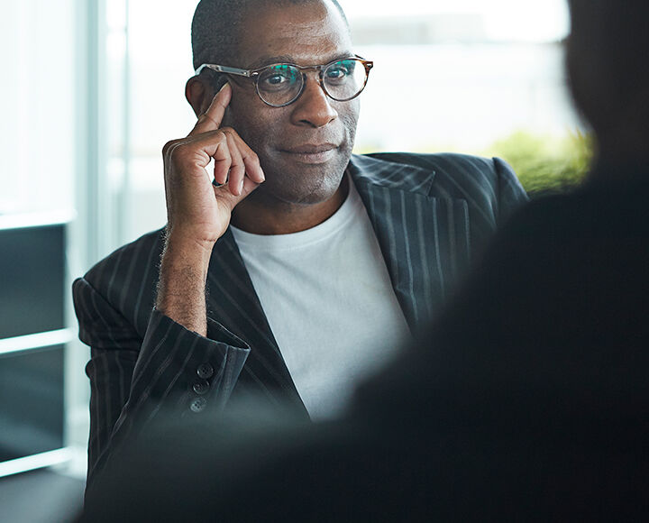 homme assis en entreprise