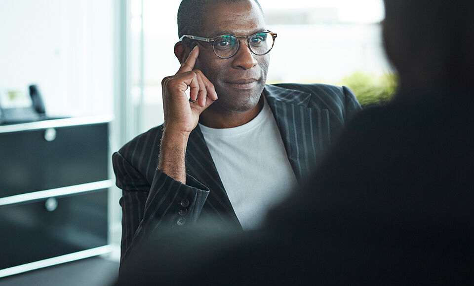 homme assis en entreprise