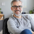 homme assis au bureau