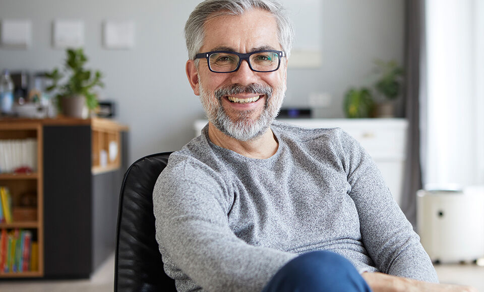 homme assis au bureau