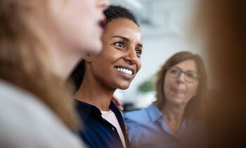 groupe de personne en réunion