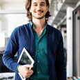 homme en entreprise avec sa tablette