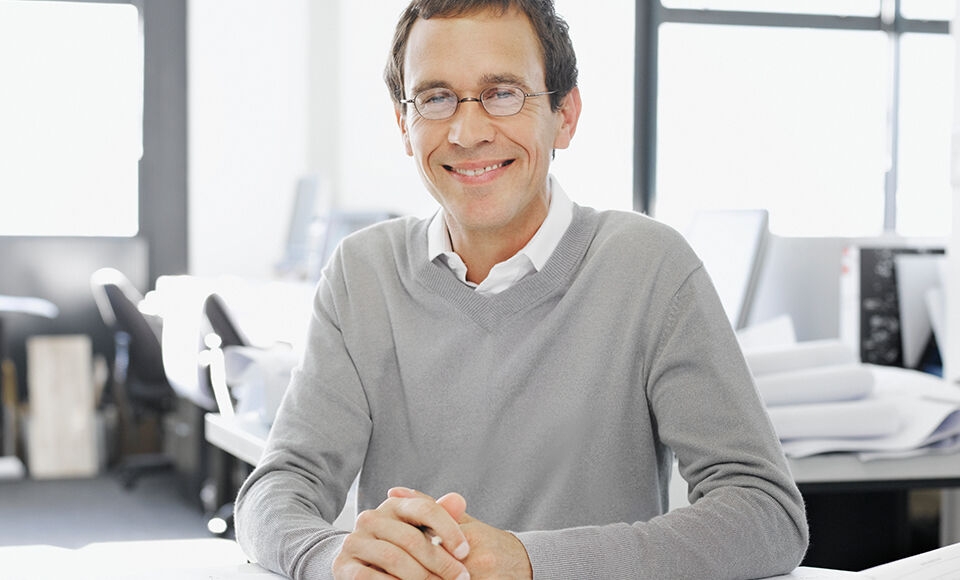 homme souriant en entreprise