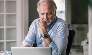 Homme senior devant ordinateur