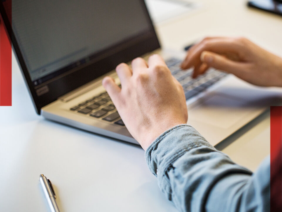 personne tapant sur un clavie