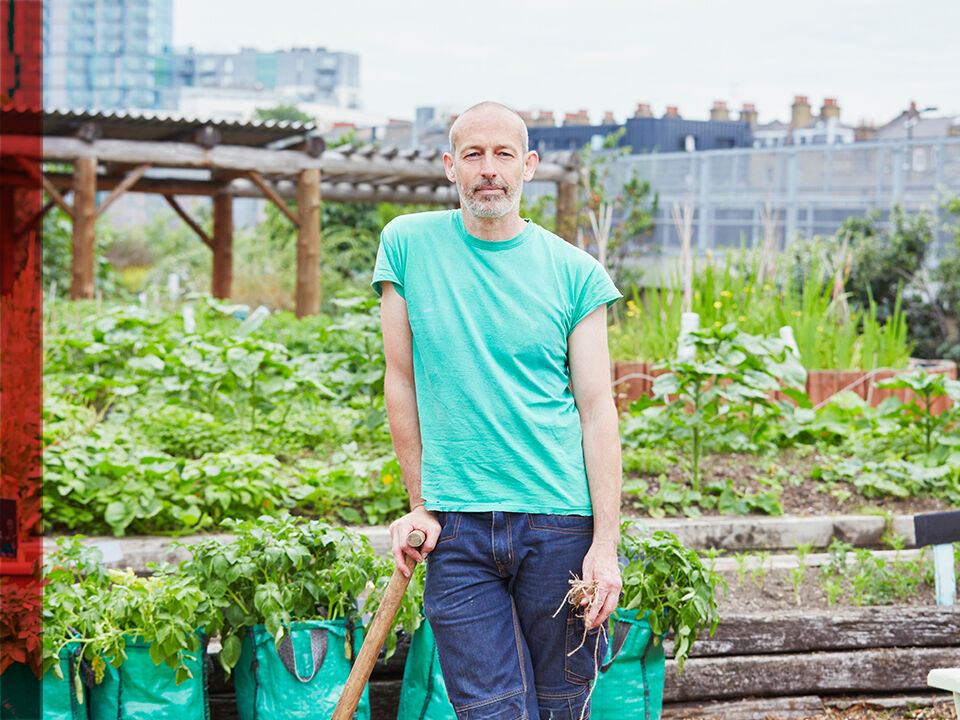 homme dans un jardin