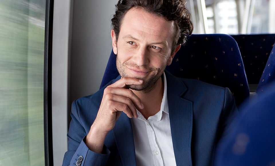 Homme professionnel se d&eacute;pla&ccedil;ant en train