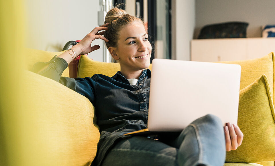 femme souriant avec son ordianteur