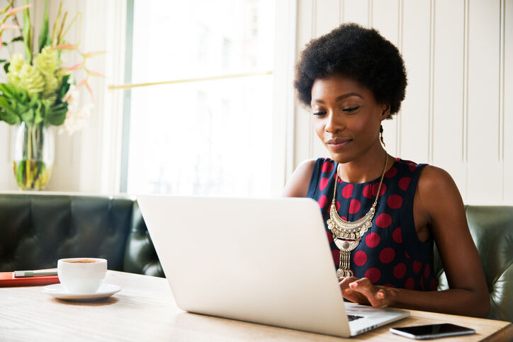 Jeune femme ordinateur au bureau