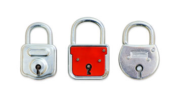 Image de trois cadenas, deux en métal gris et un en rouge