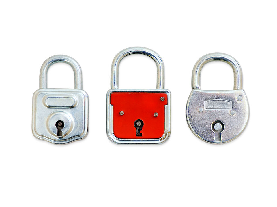 Image de trois cadenas, deux en m&eacute;tal gris et un en rouge