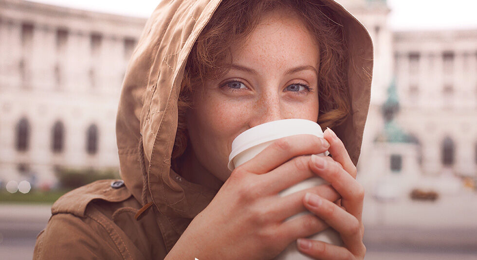 jeune femme buvant un caf&eacute;
