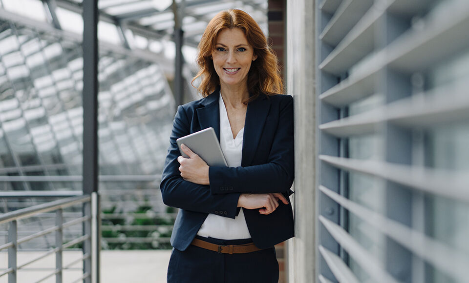 femme qui sourit en entreprise