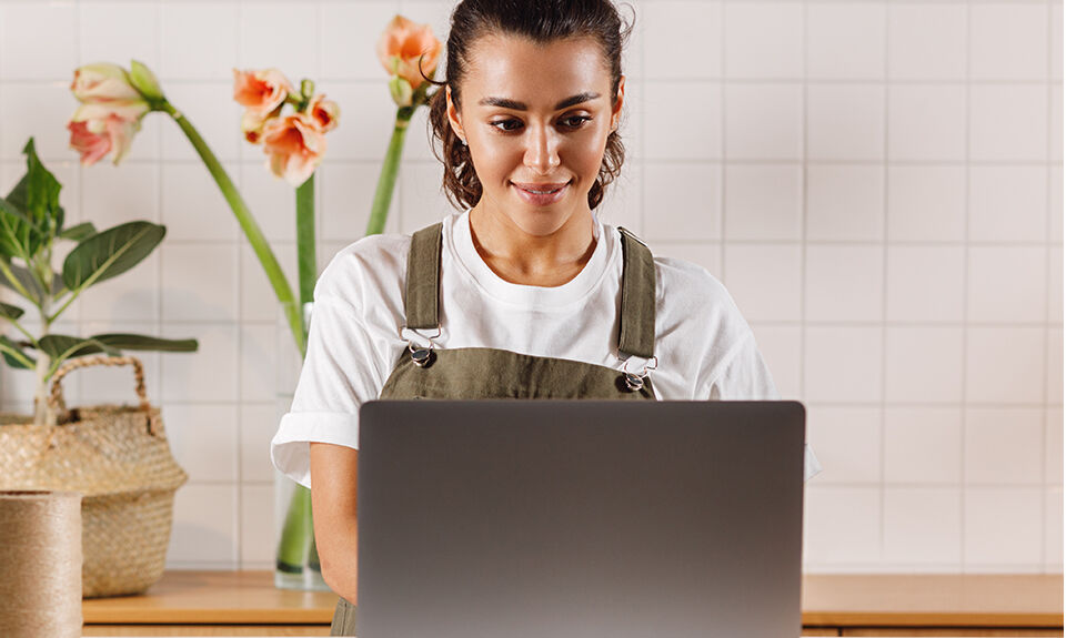 Femme regardant son ordinateur