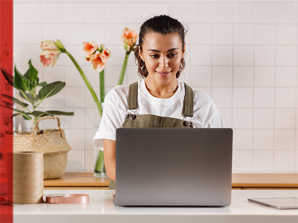 Femme regardant son ordinateur