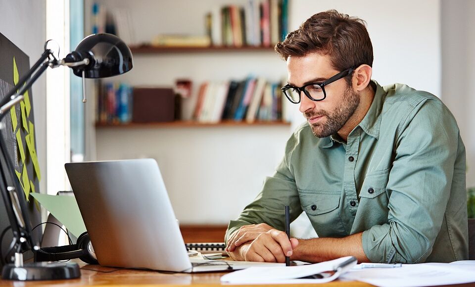 Homme lunette ordinateur
