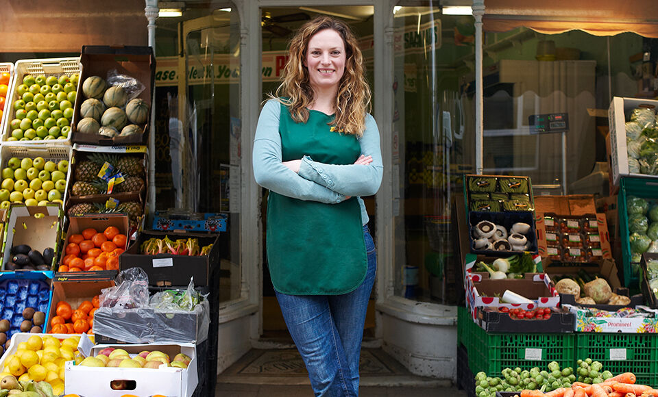 une commerçante près de son étalage