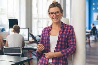 femme souriante en entreprise