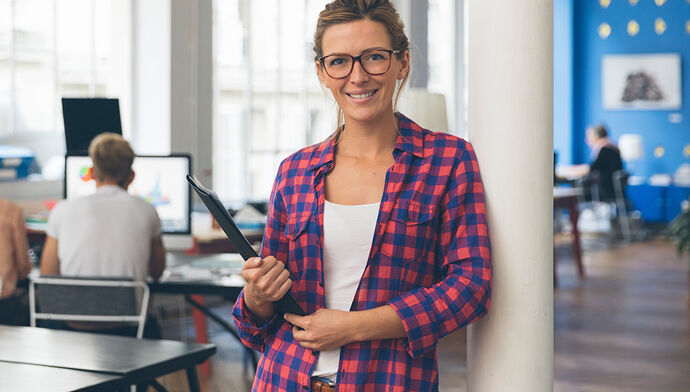 femme souriante en entreprise