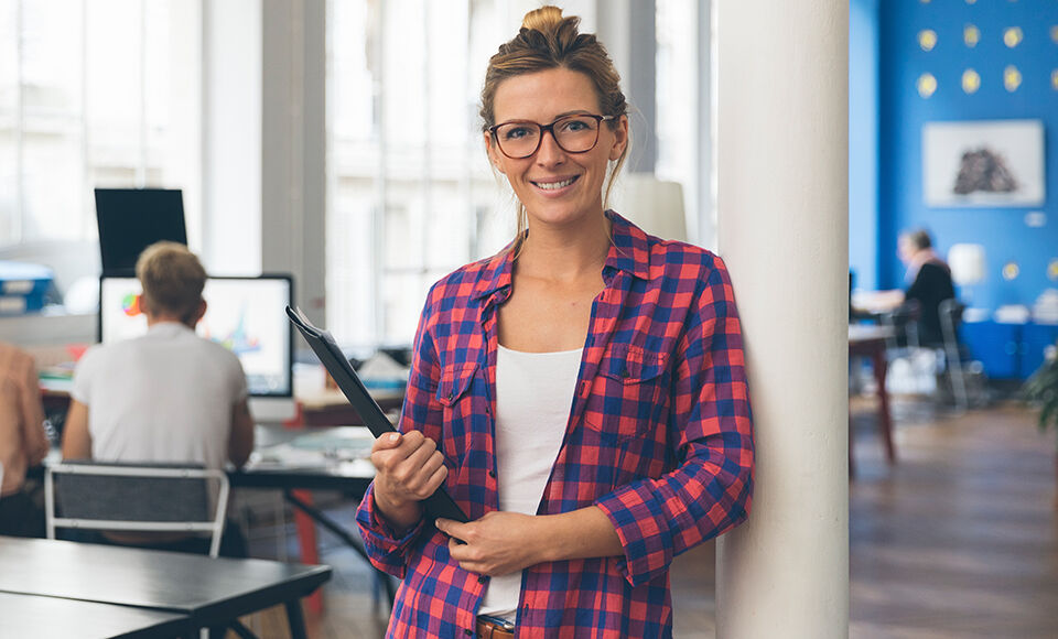 femme souriante en entreprise
