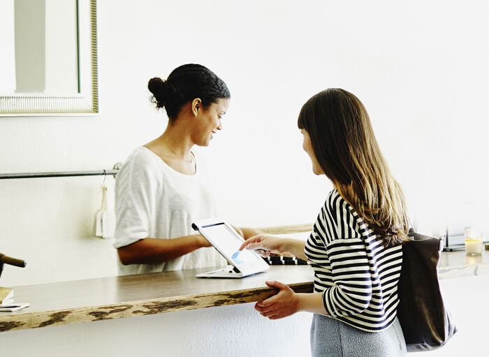 deux femmes effectuant une transaction