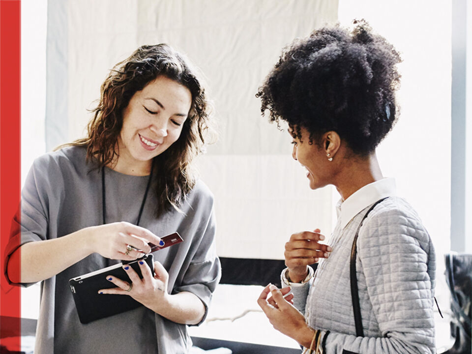 Deux femmes effectuant une transaction