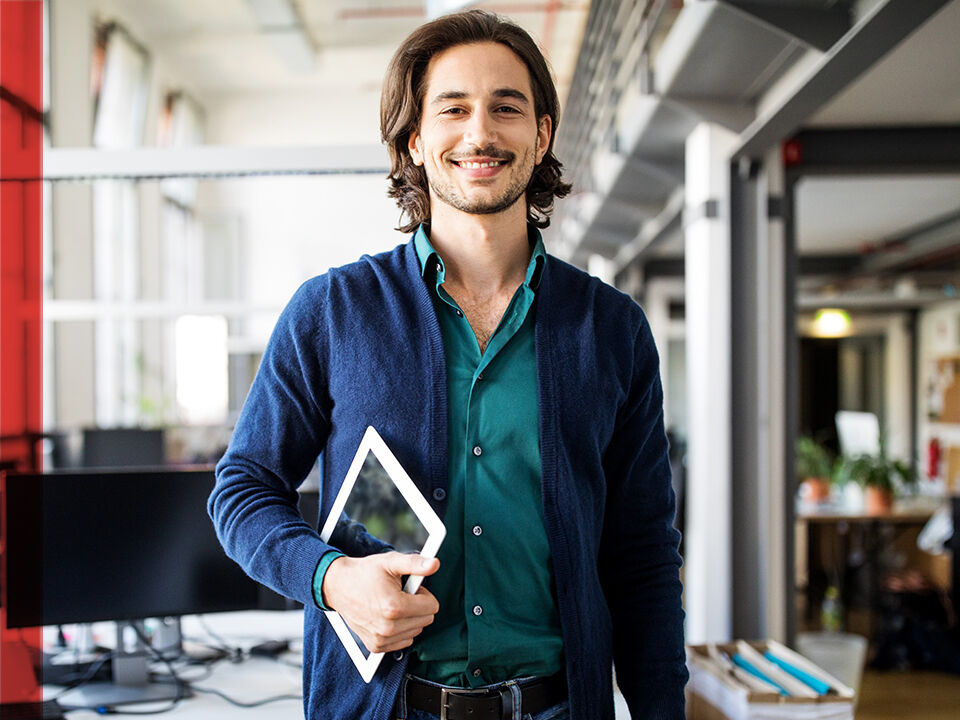 Jeune entrepreneur souriant