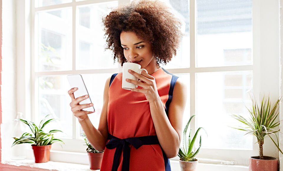 Femme qui consulte son telephone portable