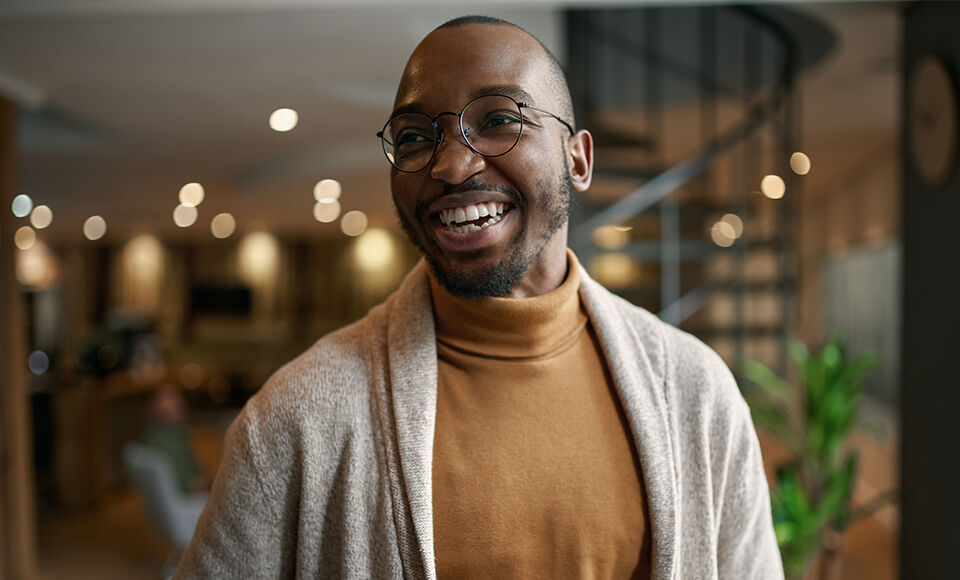 Homme qui sourit en entreprise