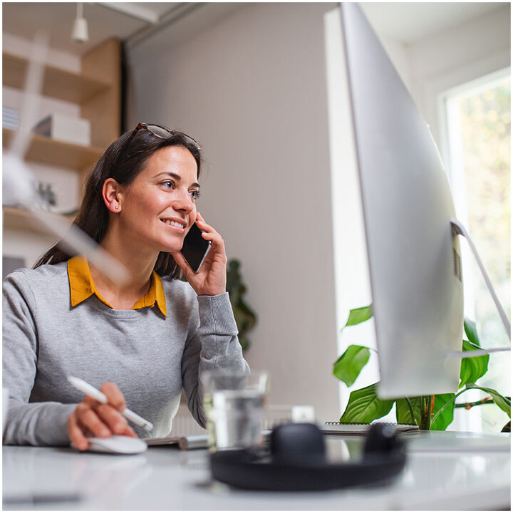 femme devant son ordinateur au t&eacute;l&eacute;phone